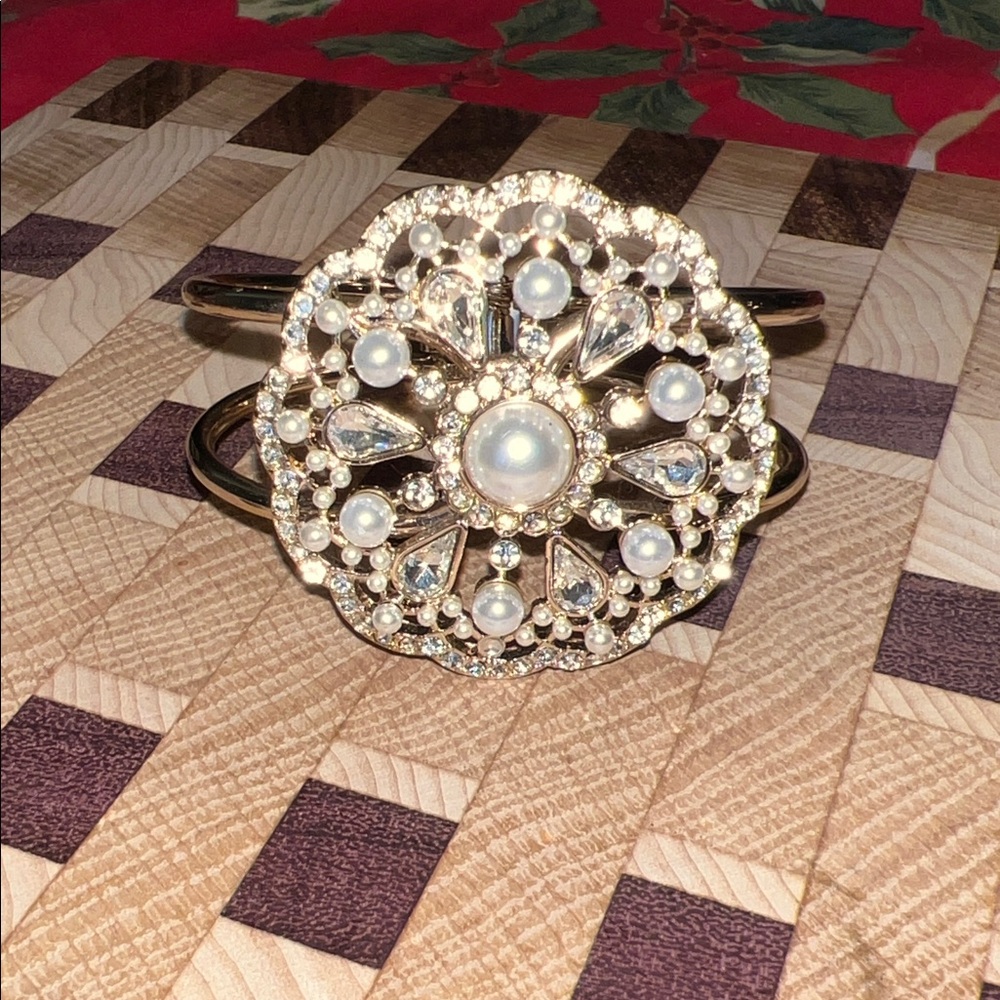 Elegant Gold and Faux Pearl Women's Bracelet